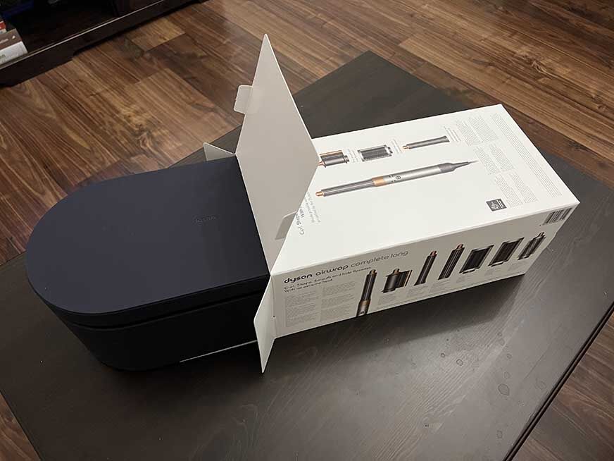 Коробка с Dyson Airwrap. 